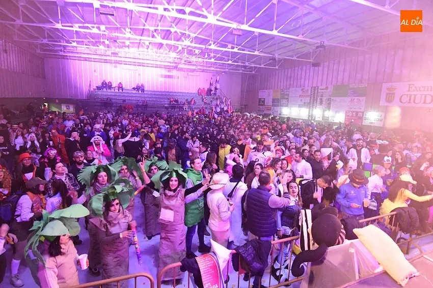 Foto 3 - SMS &lsquo;cierra el c&iacute;rculo&rsquo; abordando un baile de disfraces para adultos con p&oacute;ker de reinas