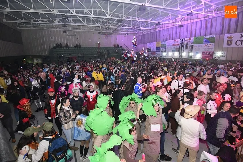 Foto 4 - SMS &lsquo;cierra el c&iacute;rculo&rsquo; abordando un baile de disfraces para adultos con p&oacute;ker de reinas