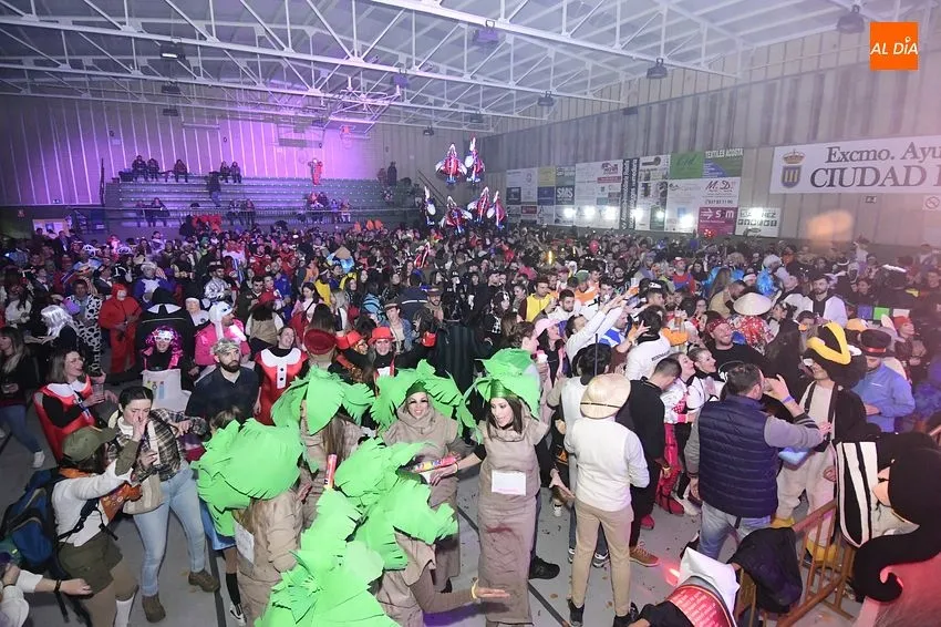 Foto 6 - SMS &lsquo;cierra el c&iacute;rculo&rsquo; abordando un baile de disfraces para adultos con p&oacute;ker de reinas