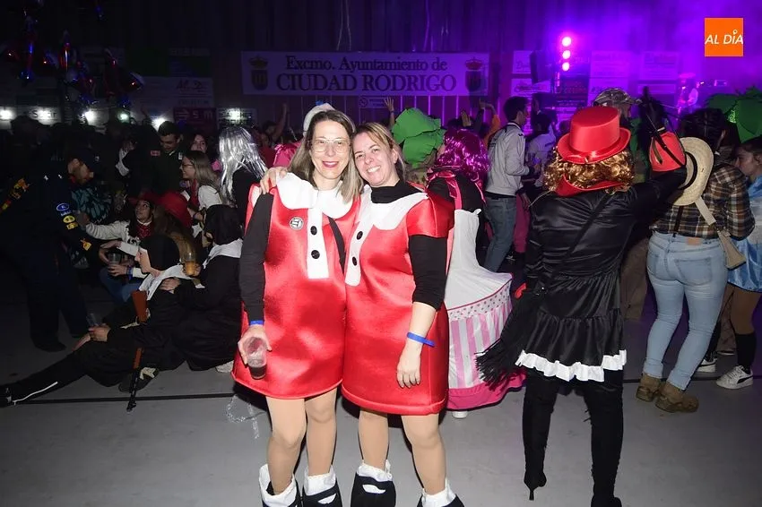 Foto 7 - SMS &lsquo;cierra el c&iacute;rculo&rsquo; abordando un baile de disfraces para adultos con p&oacute;ker de reinas