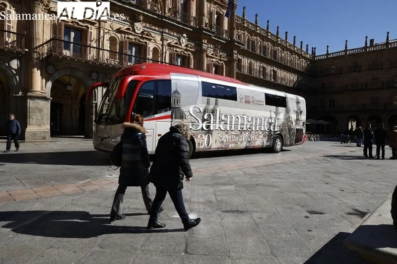 Autobuses del Grupo Avanza que promocionarán la Semana Santa de Salamanca. Foto de David Sañudo