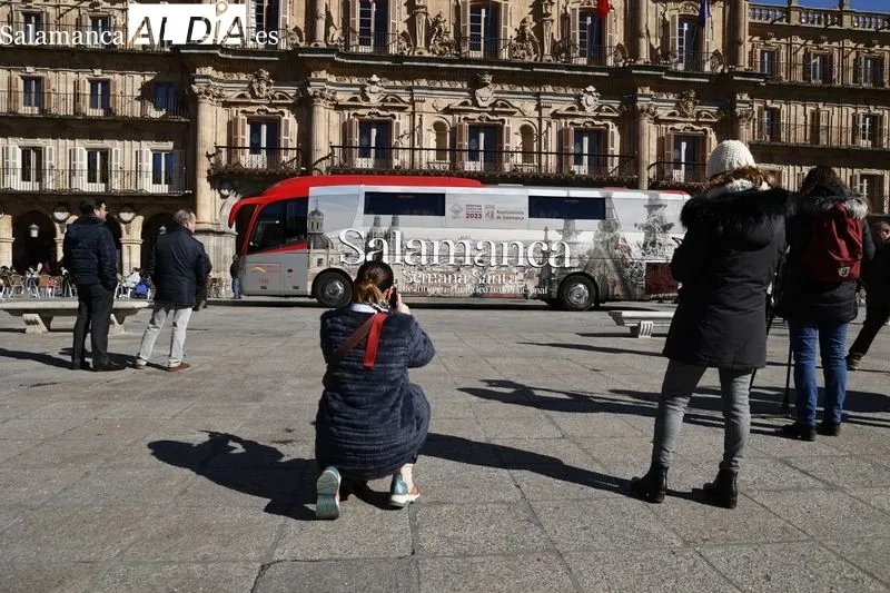 Autobuses del Grupo Avanza que promocionarán la Semana Santa de Salamanca. Foto de David Sañudo