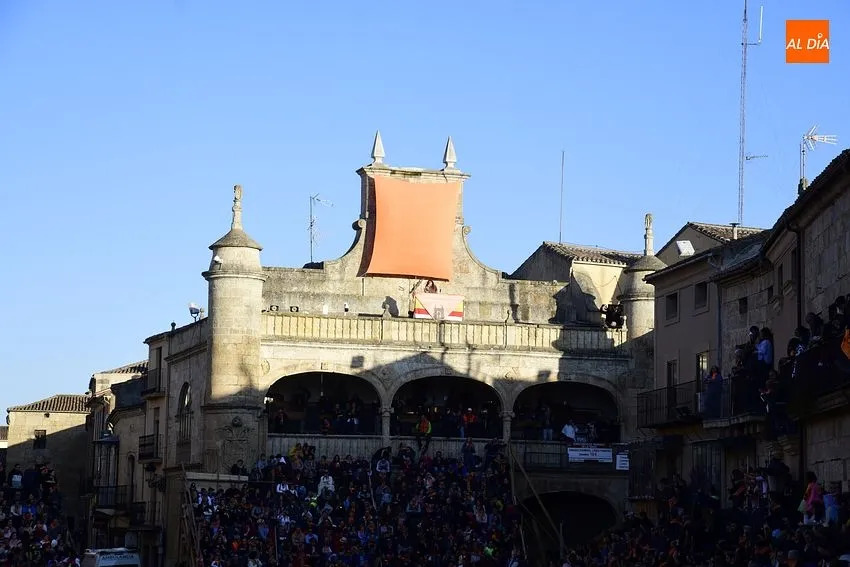 Foto 9 - La Plaza Mayor se ti&ntilde;e al completo de farinato para abrir el Carnaval del Toro 2023