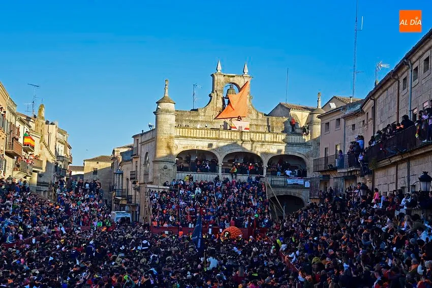 Foto 8 - La Plaza Mayor se ti&ntilde;e al completo de farinato para abrir el Carnaval del Toro 2023