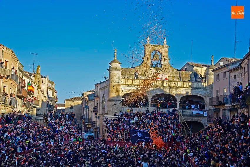 Foto 7 - La Plaza Mayor se ti&ntilde;e al completo de farinato para abrir el Carnaval del Toro 2023