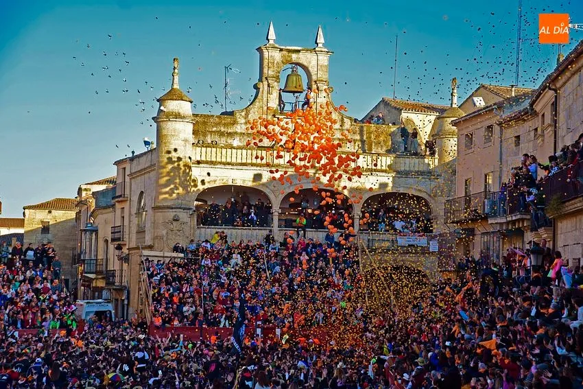 Foto 6 - La Plaza Mayor se ti&ntilde;e al completo de farinato para abrir el Carnaval del Toro 2023