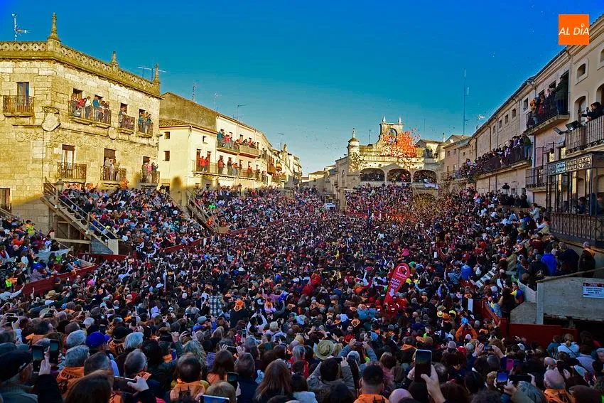 Foto 5 - La Plaza Mayor se ti&ntilde;e al completo de farinato para abrir el Carnaval del Toro 2023