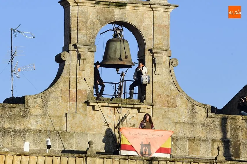 Foto 3 - La Plaza Mayor se ti&ntilde;e al completo de farinato para abrir el Carnaval del Toro 2023