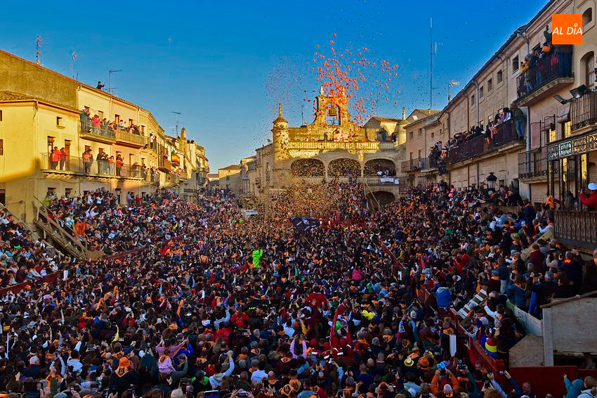 Ciudad Rodrigo enloquece con el comienzo del Carnaval del Toro tras el Campanazo