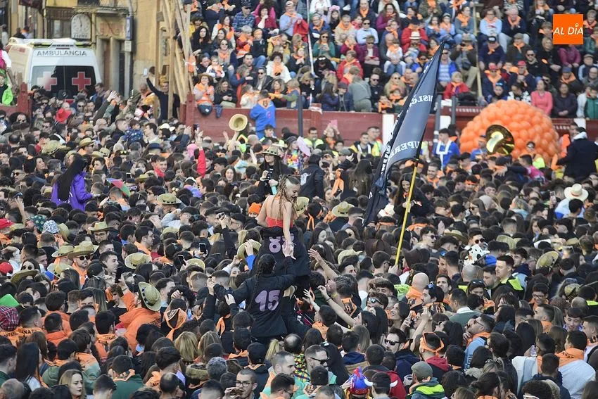 Foto 10 - La Plaza Mayor se ti&ntilde;e al completo de farinato para abrir el Carnaval del Toro 2023