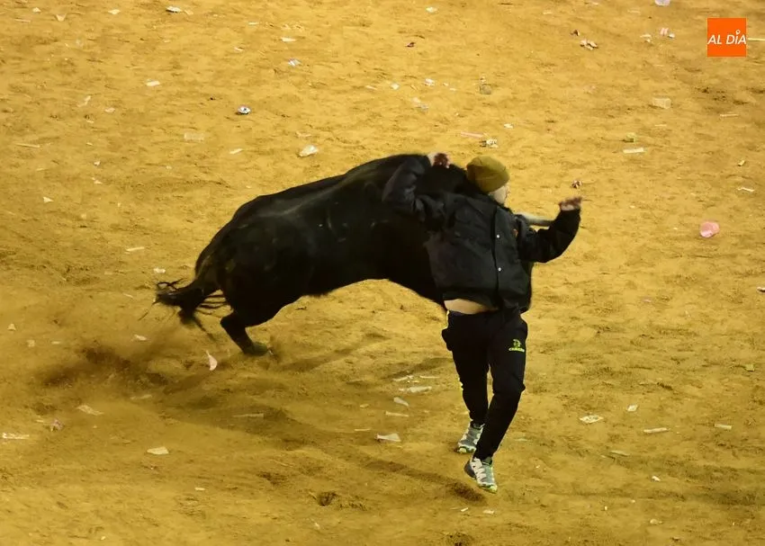 Foto 11 - Los toros de Jos&eacute; Cruz abren el fuego dando oportunidades a recortadores y maletillas