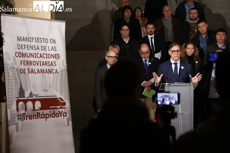 Reunión en el Ayuntamiento de los firmantes del manifiesto en defensa del tren de Salamanca. Foto de David Sañudo