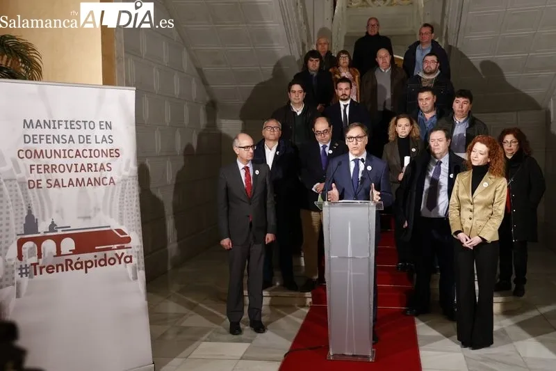 Reunión en el Ayuntamiento de los firmantes del manifiesto en defensa del tren de Salamanca. Foto de David Sañudo