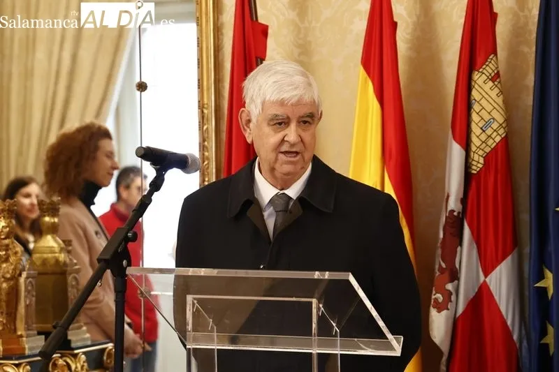 Entrega en el Ayuntamiento del chip solidario de la San Silvestre Salmantina. Foto de David Sañudo