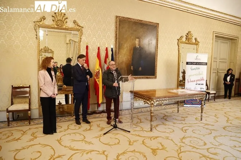 Entrega en el Ayuntamiento del chip solidario de la San Silvestre Salmantina. Foto de David Sañudo