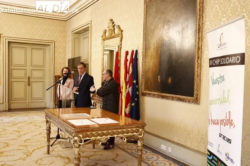Entrega en el Ayuntamiento del chip solidario de la San Silvestre Salmantina. Foto de David Sañudo