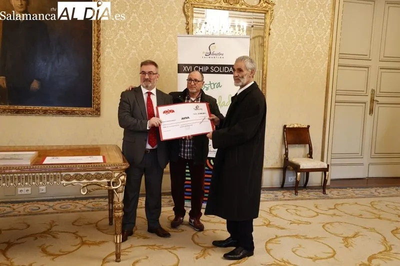 Entrega en el Ayuntamiento del chip solidario de la San Silvestre Salmantina. Foto de David Sañudo