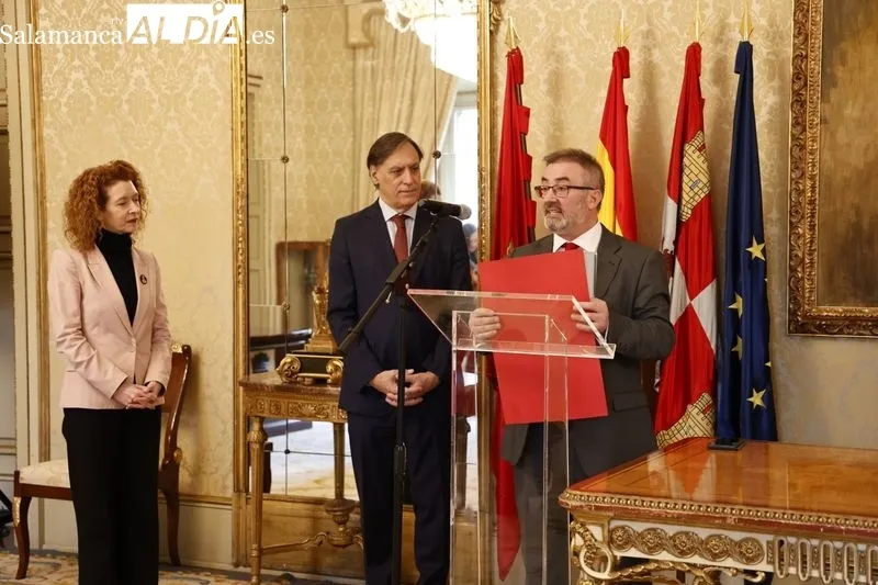 Entrega en el Ayuntamiento del chip solidario de la San Silvestre Salmantina. Foto de David Sañudo