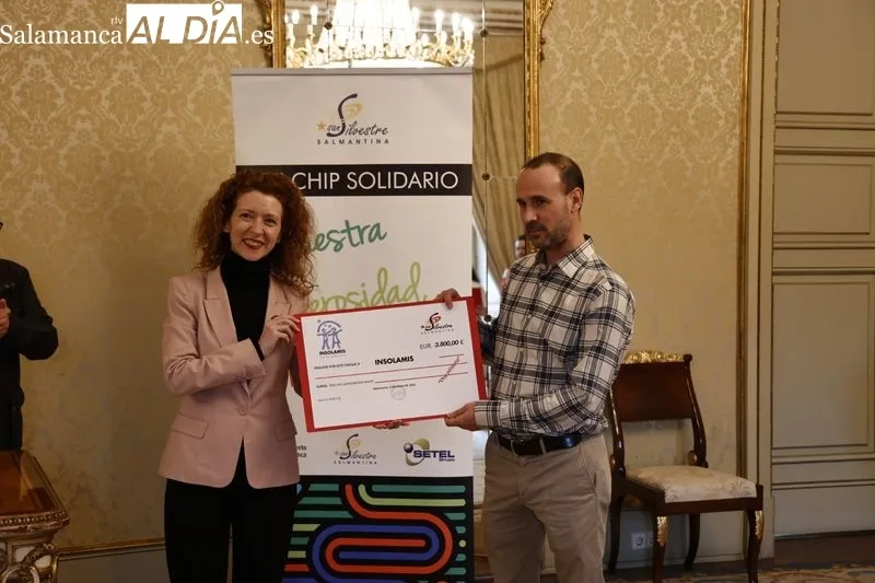 Entrega en el Ayuntamiento del chip solidario de la San Silvestre Salmantina. Foto de David Sañudo