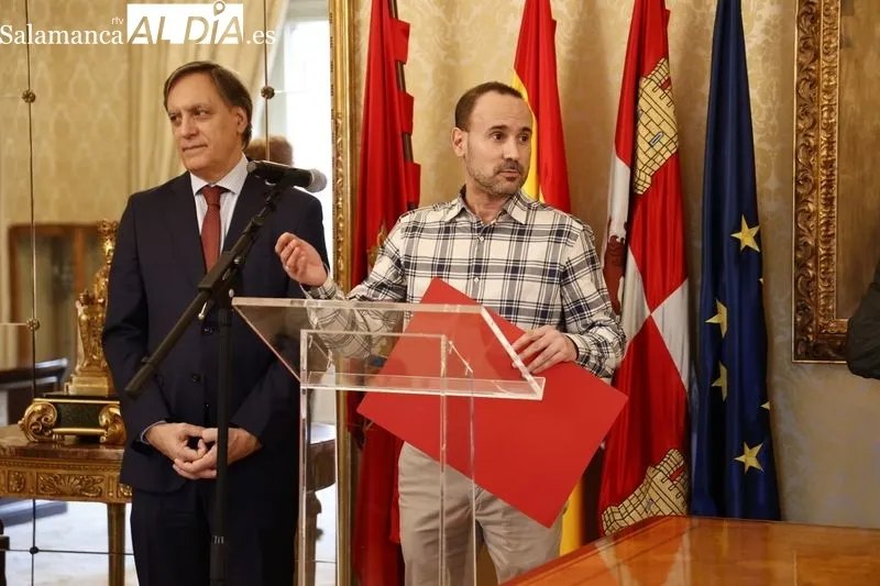 Entrega en el Ayuntamiento del chip solidario de la San Silvestre Salmantina. Foto de David Sañudo