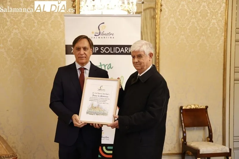 Entrega en el Ayuntamiento del chip solidario de la San Silvestre Salmantina. Foto de David Sañudo