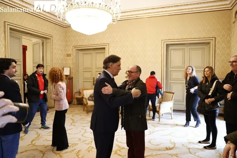 Entrega en el Ayuntamiento del chip solidario de la San Silvestre Salmantina. Foto de David Sañudo