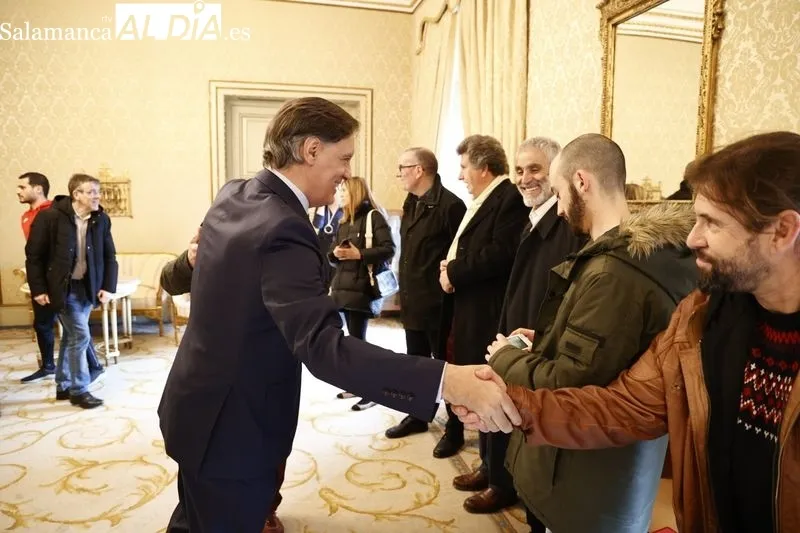 Entrega en el Ayuntamiento del chip solidario de la San Silvestre Salmantina. Foto de David Sañudo