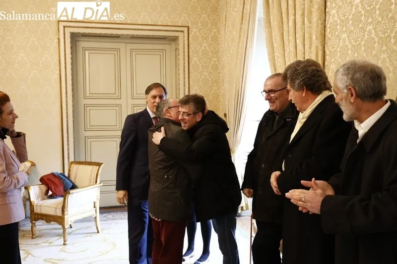 Entrega en el Ayuntamiento del chip solidario de la San Silvestre Salmantina. Foto de David Sañudo