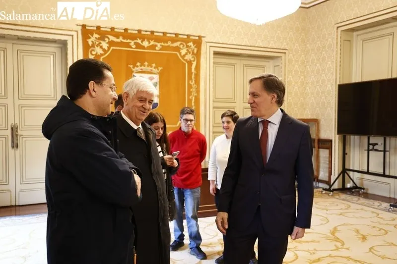 Entrega en el Ayuntamiento del chip solidario de la San Silvestre Salmantina. Foto de David Sañudo