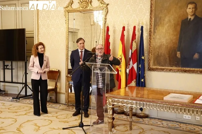 Entrega en el Ayuntamiento del chip solidario de la San Silvestre Salmantina. Foto de David Sañudo