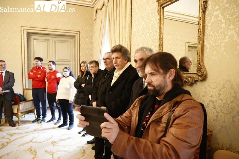 Entrega en el Ayuntamiento del chip solidario de la San Silvestre Salmantina. Foto de David Sañudo