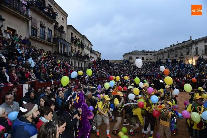 Foto 11 - C&aacute;ntico de &lsquo;&iexcl;Cumplea&ntilde;os Feliz!&rsquo; y gritos de &lsquo;fuera&rsquo; en un desfile de carrozas con dos &lsquo;repetidores&rsquo;
