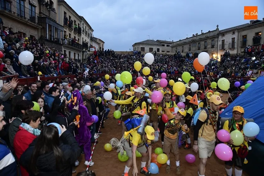 Foto 10 - C&aacute;ntico de &lsquo;&iexcl;Cumplea&ntilde;os Feliz!&rsquo; y gritos de &lsquo;fuera&rsquo; en un desfile de carrozas con dos &lsquo;repetidores&rsquo;
