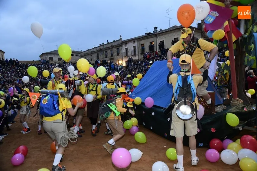 Foto 9 - C&aacute;ntico de &lsquo;&iexcl;Cumplea&ntilde;os Feliz!&rsquo; y gritos de &lsquo;fuera&rsquo; en un desfile de carrozas con dos &lsquo;repetidores&rsquo;