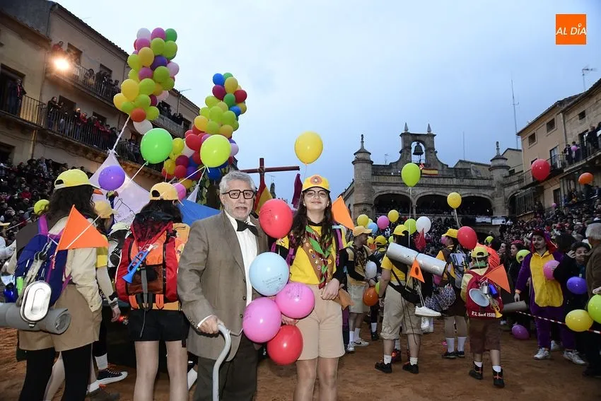 Foto 8 - C&aacute;ntico de &lsquo;&iexcl;Cumplea&ntilde;os Feliz!&rsquo; y gritos de &lsquo;fuera&rsquo; en un desfile de carrozas con dos &lsquo;repetidores&rsquo;
