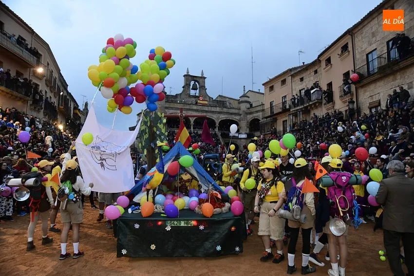 Foto 7 - C&aacute;ntico de &lsquo;&iexcl;Cumplea&ntilde;os Feliz!&rsquo; y gritos de &lsquo;fuera&rsquo; en un desfile de carrozas con dos &lsquo;repetidores&rsquo;