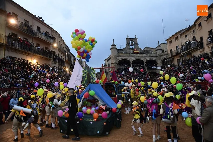 Foto 6 - C&aacute;ntico de &lsquo;&iexcl;Cumplea&ntilde;os Feliz!&rsquo; y gritos de &lsquo;fuera&rsquo; en un desfile de carrozas con dos &lsquo;repetidores&rsquo;