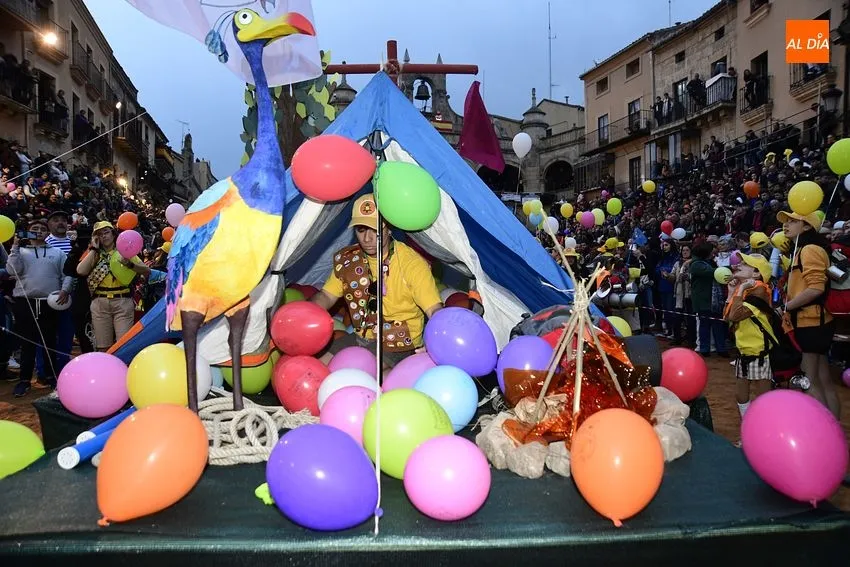 Foto 5 - C&aacute;ntico de &lsquo;&iexcl;Cumplea&ntilde;os Feliz!&rsquo; y gritos de &lsquo;fuera&rsquo; en un desfile de carrozas con dos &lsquo;repetidores&rsquo;