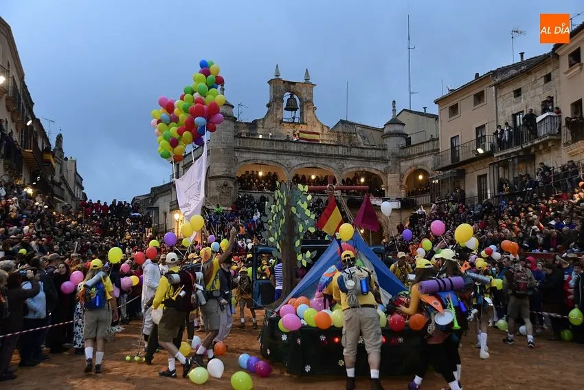 Foto 4 - C&aacute;ntico de &lsquo;&iexcl;Cumplea&ntilde;os Feliz!&rsquo; y gritos de &lsquo;fuera&rsquo; en un desfile de carrozas con dos &lsquo;repetidores&rsquo;