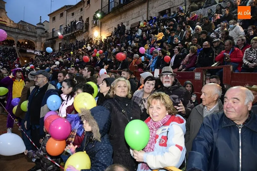 Foto 3 - C&aacute;ntico de &lsquo;&iexcl;Cumplea&ntilde;os Feliz!&rsquo; y gritos de &lsquo;fuera&rsquo; en un desfile de carrozas con dos &lsquo;repetidores&rsquo;
