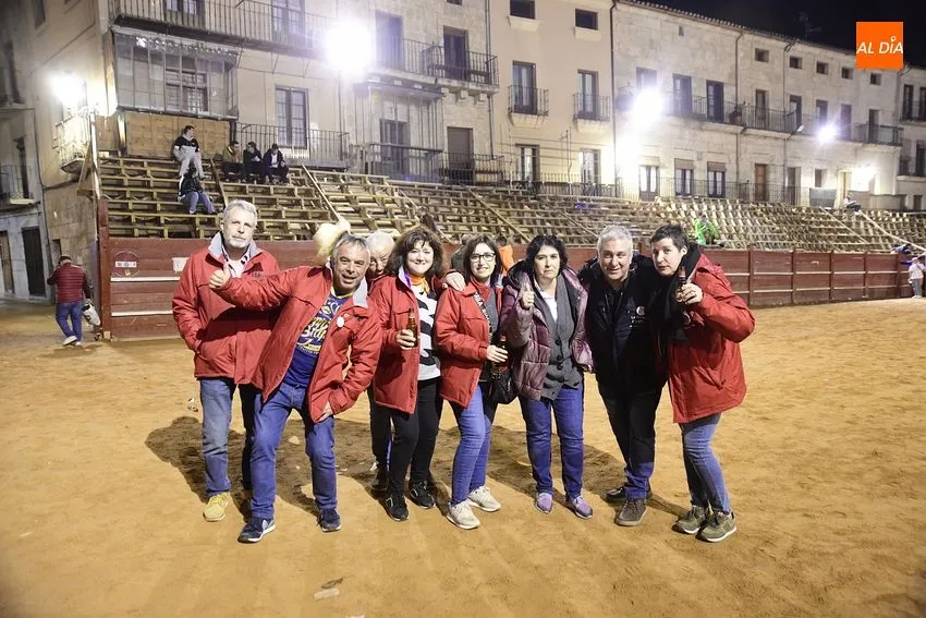 Foto 2 - C&aacute;ntico de &lsquo;&iexcl;Cumplea&ntilde;os Feliz!&rsquo; y gritos de &lsquo;fuera&rsquo; en un desfile de carrozas con dos &lsquo;repetidores&rsquo;