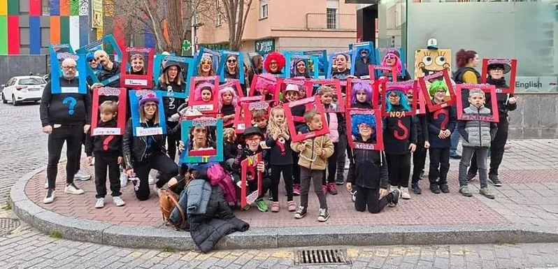 Premio a la participación numerosa del concurso de disfraces del barrio del Oeste, Juego del quién es quien