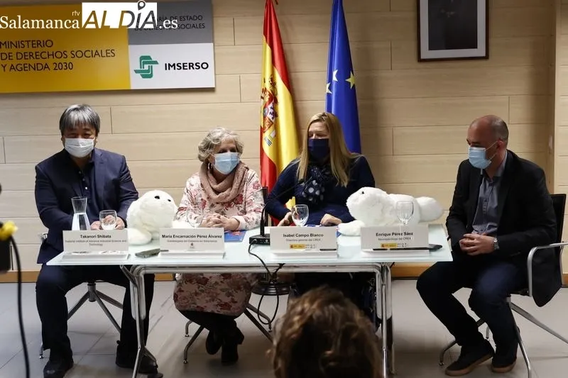 Presentación de un ensayo clínico multicéntrico sobre la efectividad del robot PARO. Foto de David Sañudo