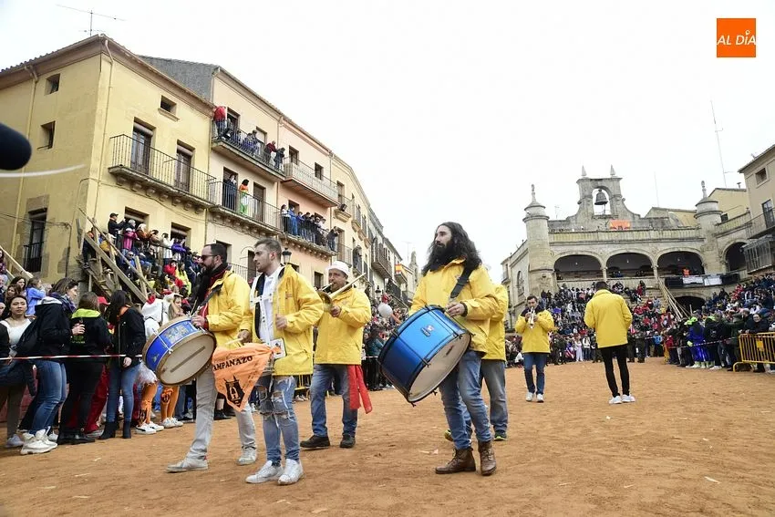 Foto 2 - Los artilugios sobre ruedas ganan terreno en un desfile de disfraz callejero con doblete de Isabel II