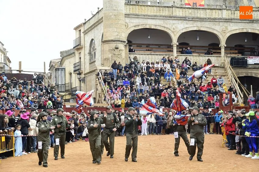 Foto 3 - Los artilugios sobre ruedas ganan terreno en un desfile de disfraz callejero con doblete de Isabel II