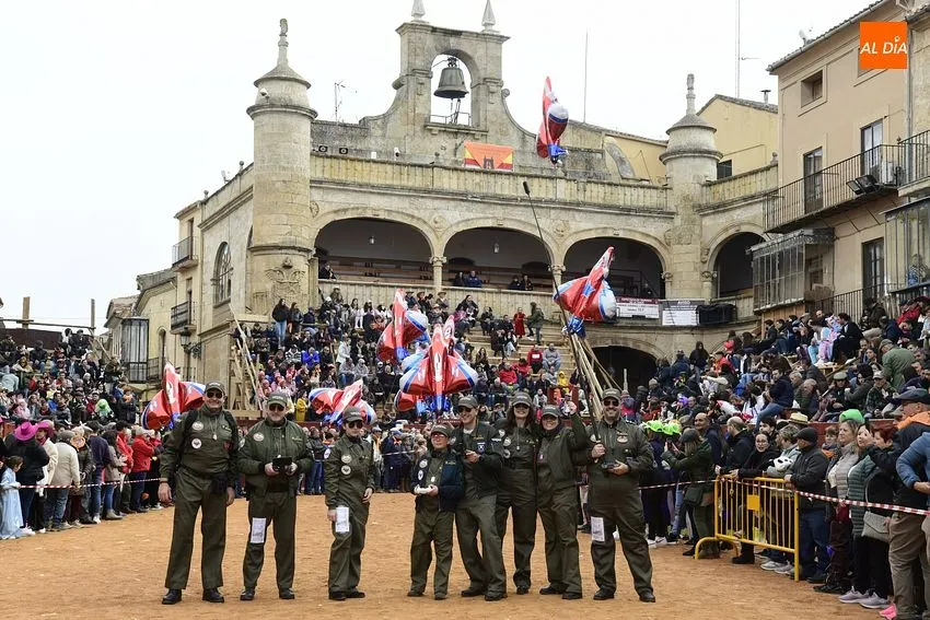 Foto 4 - Los artilugios sobre ruedas ganan terreno en un desfile de disfraz callejero con doblete de Isabel II