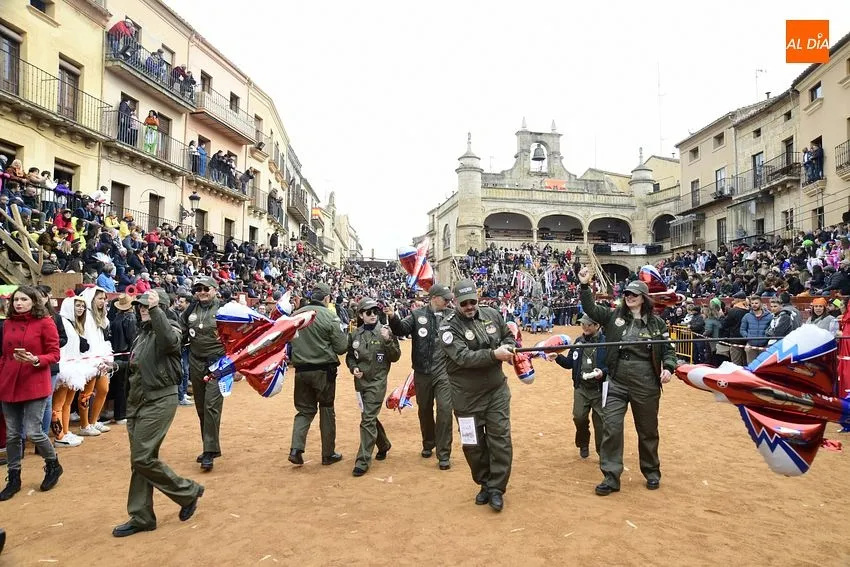 Foto 6 - Los artilugios sobre ruedas ganan terreno en un desfile de disfraz callejero con doblete de Isabel II
