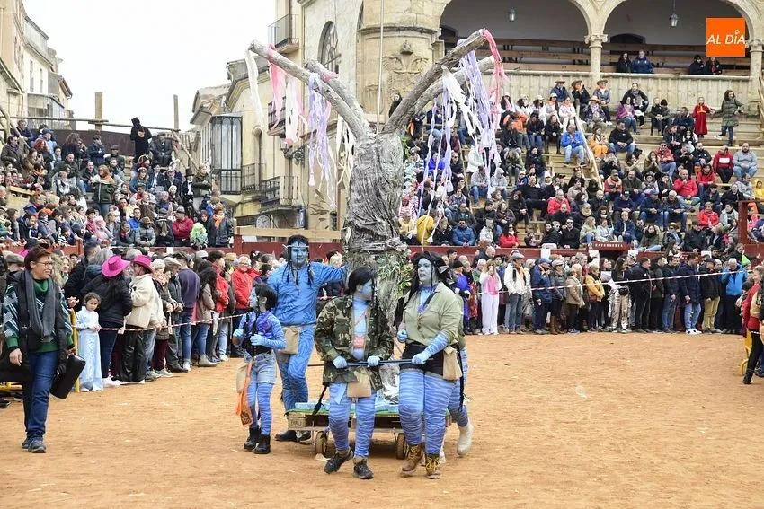 Foto 7 - Los artilugios sobre ruedas ganan terreno en un desfile de disfraz callejero con doblete de Isabel II