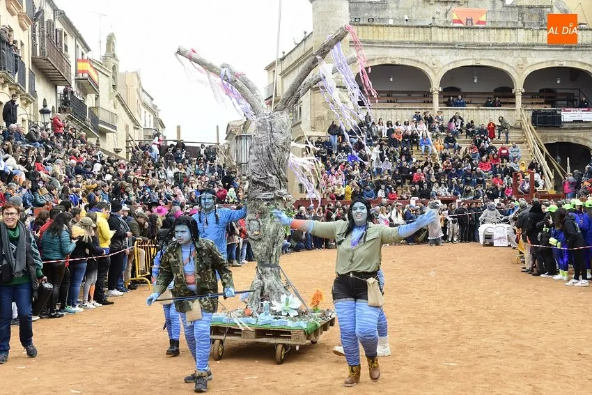 Foto 8 - Los artilugios sobre ruedas ganan terreno en un desfile de disfraz callejero con doblete de Isabel II