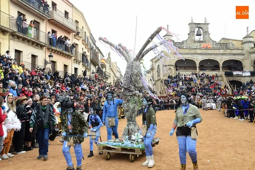 Foto 9 - Los artilugios sobre ruedas ganan terreno en un desfile de disfraz callejero con doblete de Isabel II